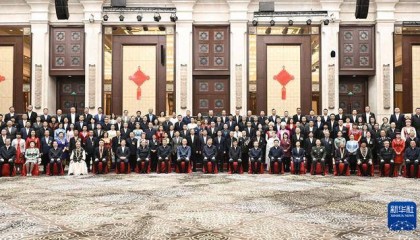 习近平接见新疆各族各界代表