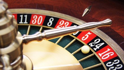 《德州扑克》巨头豪赌比特币：囤币超4000枚，股价翻12倍后是深渊还是天堂？