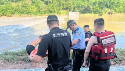 “快来救人啊！”特巡警黄磊，纵身一跃