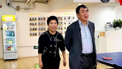 1990年，聂卫平赢下500万日元奖金，到手却只有两千美元，他摔下奖杯，直接找到万里主席。 1990年的东京，聚光灯打在第3届富士通杯的领奖台上，一张五百万日元的支票递到了聂卫平手里，按照当时的汇率，那一串零换算成人民币大约是十六万五千块，在那个“万元户”都稀罕的年代，这是一笔能把人砸...