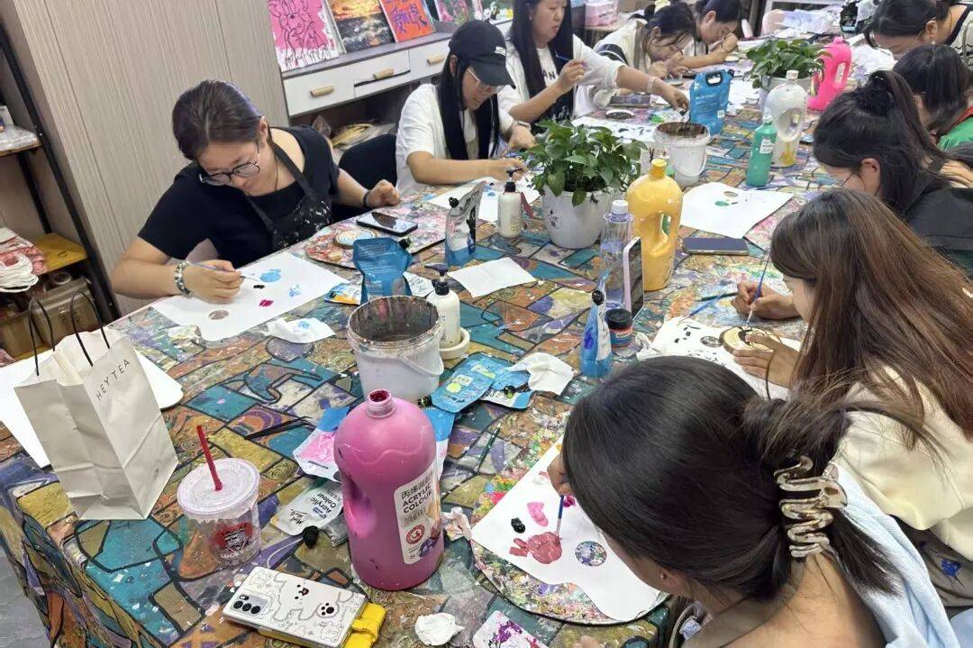 【北·青|动态】木盘绘彩 妙笔生花