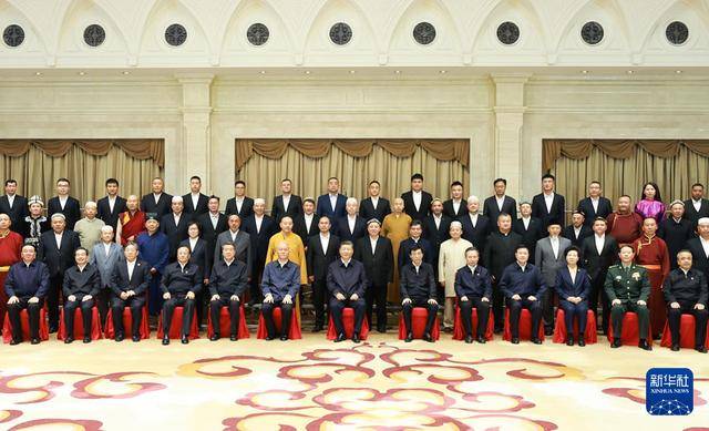 习近平接见新疆各族各界代表