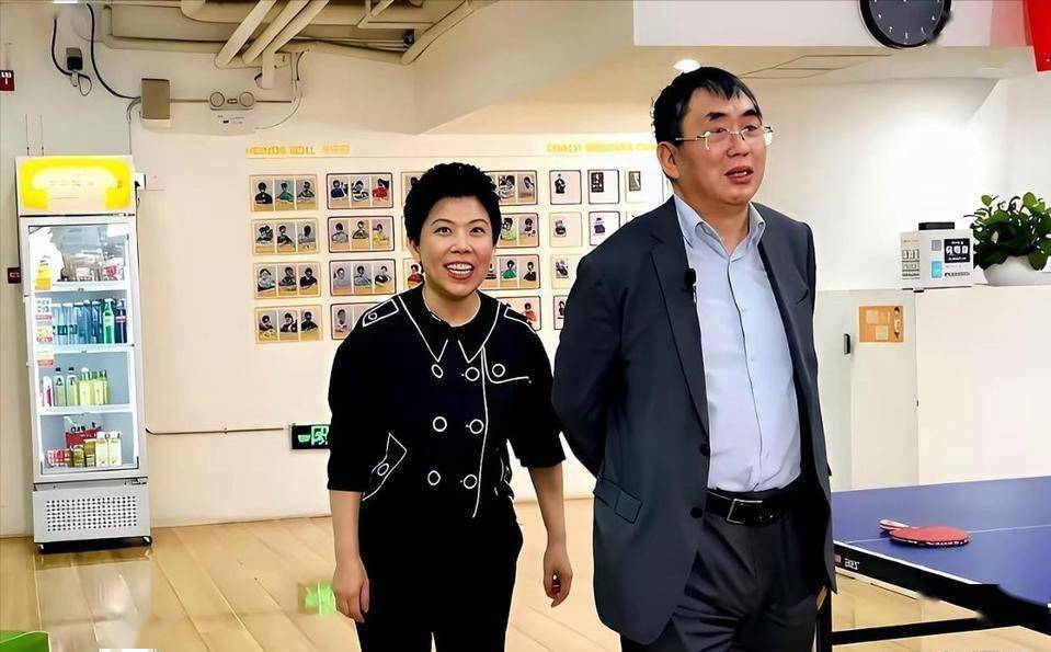 1990年，聂卫平赢下500万日元奖金，到手却只有两千美元，他摔下奖杯，直接找到万里主席。 1990年的东京，聚光灯打在第3届富士通杯的领奖台上，一张五百万日元的支票递到了聂卫平手里，按照当时的汇率，那一串零换算成人民币大约是十六万五千块，在那个“万元户”都稀罕的年代，这是一笔能把人砸...