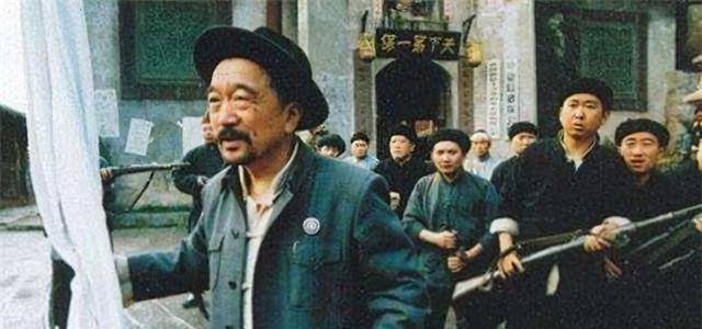 原创民国时的保长，跟当时的村长有什么区别？